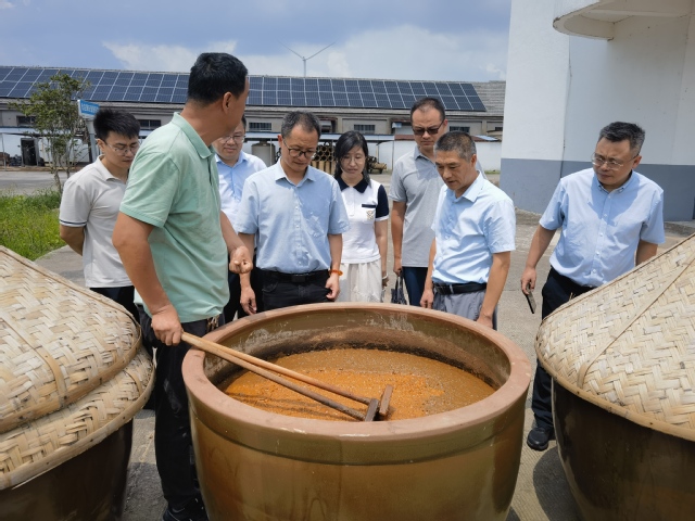 参观企业康旺古法酱油现场